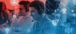 Atendentes com headset atendendo ligações felizes, com elementos tecnológicos como ondas de áudio e ícones de PABX, representando gravação de chamadas