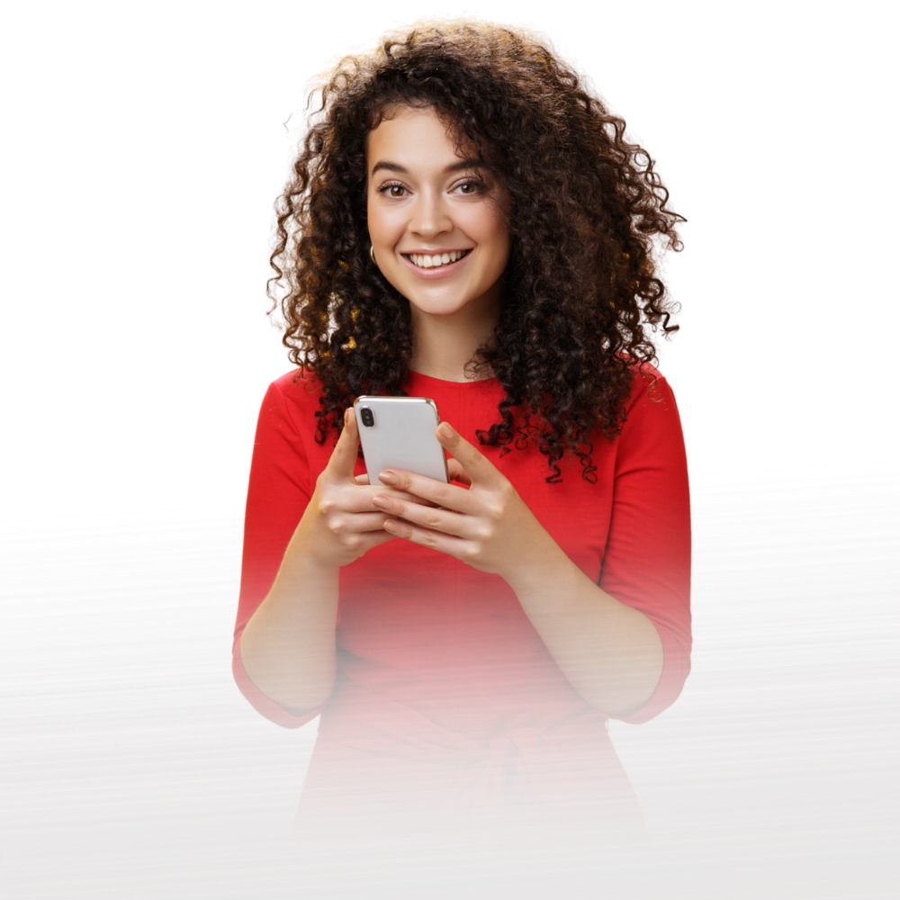 Mulher jovem sorrindo ao olhar para o celular, representando a alta taxa de atendimento e satisfação com o uso da Bina Inteligente da Fonetalk.
