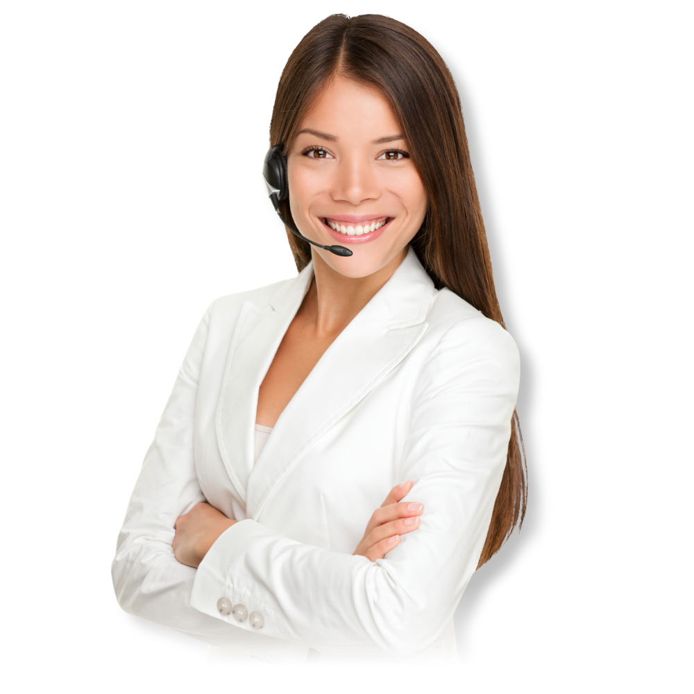 Mulher jovem sorrindo ao olhar para o celular, representando a alta taxa de atendimento e satisfação com o uso da Bina Inteligente da Fonetalk.